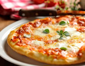 A picture of a cheese pizza.